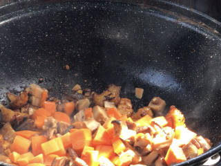 五花肉焖饭,加入胡萝卜和香菇，翻炒均匀