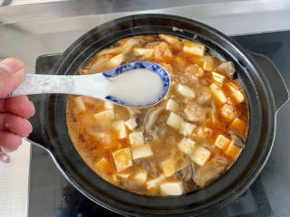 虾仁豆腐煲,转中火淋两汤匙水淀粉收浓