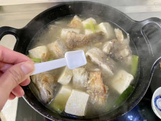 鲈鱼炖豆腐➕川味鲈鱼炖豆花,根据自己口味添加适量食盐