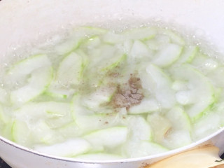 冬瓜瘦肉汤,加入适量热水、胡椒粉煮沸