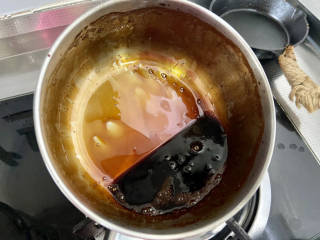 红糖豆腐脑,基本煮到这种程度，倾斜锅，锅底挂壁即可，冷却后红糖汁会更加粘稠的