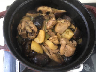 土豆香菇焖鸡,焖大约30分钟左右，汤汁变浓稠就好了。