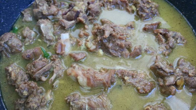 正宗印度羊肉咖喱,加入适量的水，再盖锅焖煮40分钟