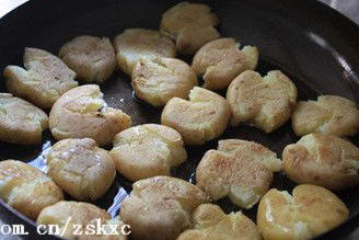 椒盐脆皮小土豆,平底锅加2汤勺油，将土豆放进去用中大火煎制