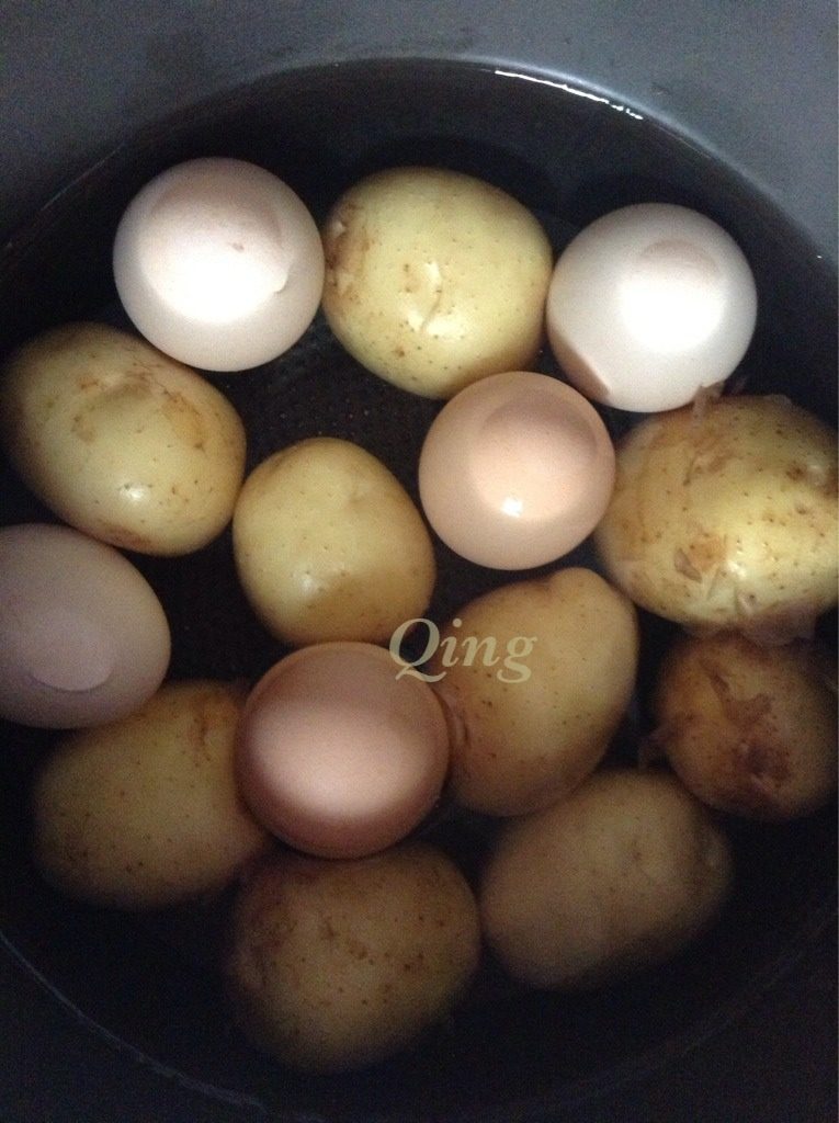 香辣小土豆,如图洗干净放锅里煮熟，捞起剥皮备用。我顺便加了几个鸡蛋一起煮着吃^_^