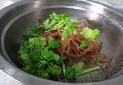 凉拌血珊瑚草,沥干水分后加入切段的嫩芹菜