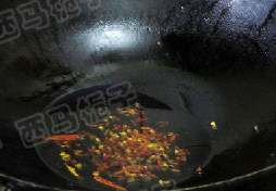 凉拌血珊瑚草,另起锅，注入油爆香花椒和辣椒