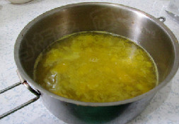 兰香子芒果饮,加入清水，大火煮开，煮至冰糖完全融化。离火凉晾