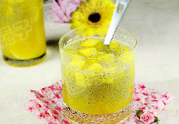 兰香子芒果饮,再导入煮好的芒果汁，放入冰箱冷藏后味道更加