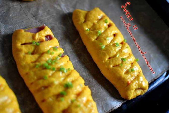 玉米油红萝卜培根面包,最后表面撒上葱花，烤箱预热180°，中层25分钟左右。