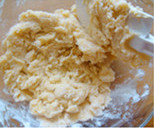 香草酥饼,加入过筛的粉类，以刮板（尽量用刮板，以避免饼干失去入口即化的酥松感）以按压的方式混合至粉类消失。