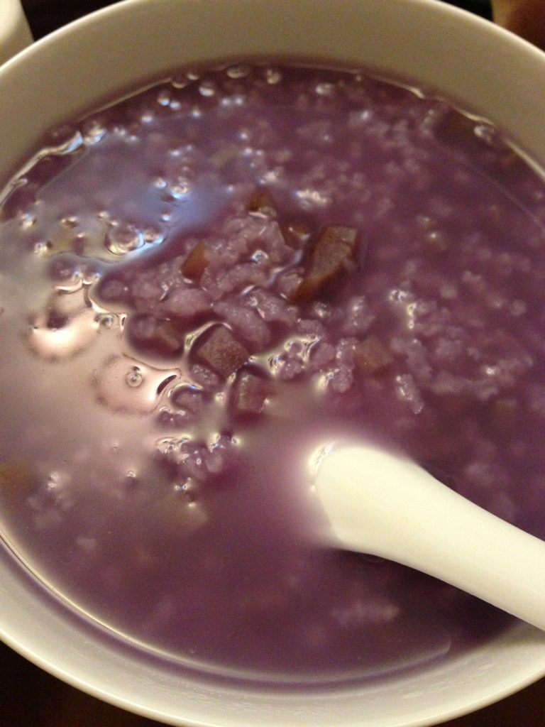 紫薯粥,把米洗干净，把<a style='color:red;display:inline-block;' href='/shicai/ 2643'>紫薯</a>切丁丁。放入电饭锅内一起煮。等待完成。