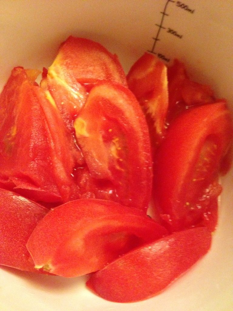 紫薯粥,前天还剩一个西红柿，刚好可以把它凉拌了。切好后放点糖拌均匀就好了。