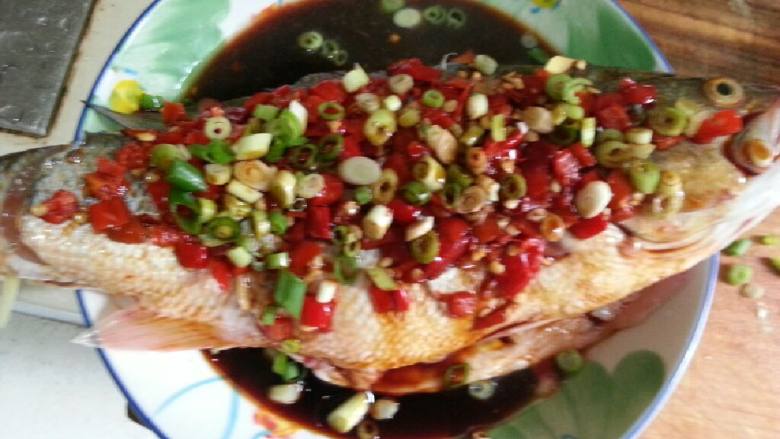 清蒸剁椒鲈鱼,洒上海鲜酱油。