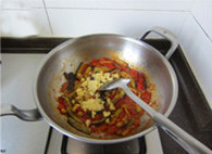 西西里诺玛面,下入西红柿丁，煸炒至出红汁；加入茄子条，煸炒均匀；加盐和胡椒粉调味；加入一把奶酪，继续煸炒至奶酪融化