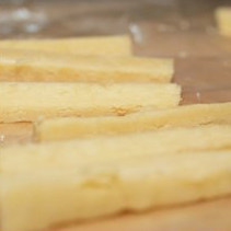 香浓牛乳棒,将面团取出，切成大小均一的小长方块，宽度约0.5-0.7cm