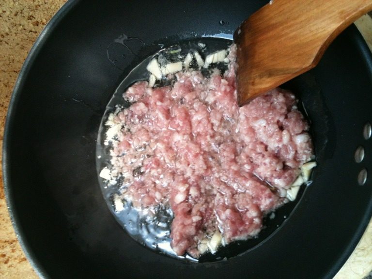 杏鲍菇肉末炒面,如图油七成热放肉末，太热就一下熟成块了。