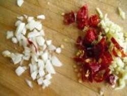 鱼香茄子,3.将蒜瓣和红椒、姜，切成末。