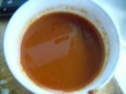 鱼香茄子,6.取半碗水，倒入豆瓣酱、糖和淀粉，搅拌均匀。