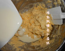 特浓枫糖杏仁蛋糕 ,逐步加入打散的蛋液，每加一次，都要搅拌至黄油完全吸收再加下一次，直至全部加完