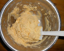 特浓枫糖杏仁蛋糕 ,筛入面粉和泡打粉，切拌均匀。加酸奶，搅拌均匀。加杏仁粉，切拌均匀。面糊就做好了