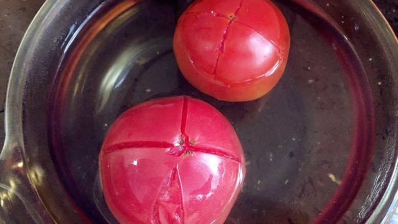 宝宝营养餐（1岁+）-番茄蔬菜肉酱蝴蝶面 ,将番茄划十字口，然后浸没在开水中3-5分钟