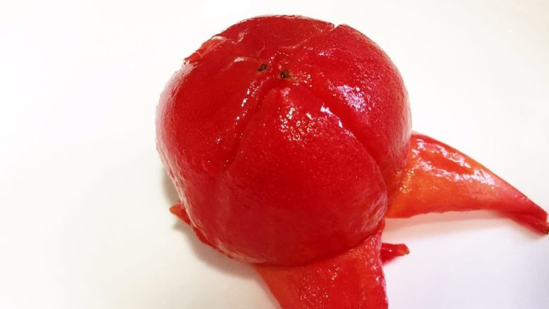 宝宝营养餐（1岁+）-番茄蔬菜肉酱蝴蝶面 ,将番茄去皮
浸泡后的番茄也容易脱皮
