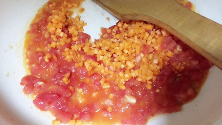 宝宝营养餐（1岁+）-番茄蔬菜肉酱蝴蝶面 ,然后加入胡萝卜碎翻炒