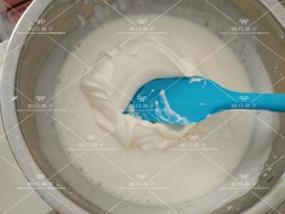 酸奶慕斯,打发好的淡奶油加入之前拌好的酸奶中