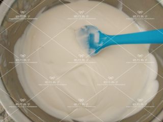 酸奶慕斯,加入柠檬汁，搅拌均匀。天气热的时候，要把盆坐在冰水中，不时的搅拌一下，直到慕斯液变的粘稠。