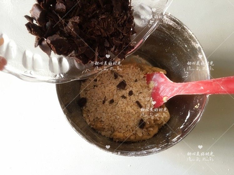 燕麦巧克力酸奶杯（阳晨堡尔美克）,加入燕麦和切碎的黑巧克力，用刮刀切拌均匀即可