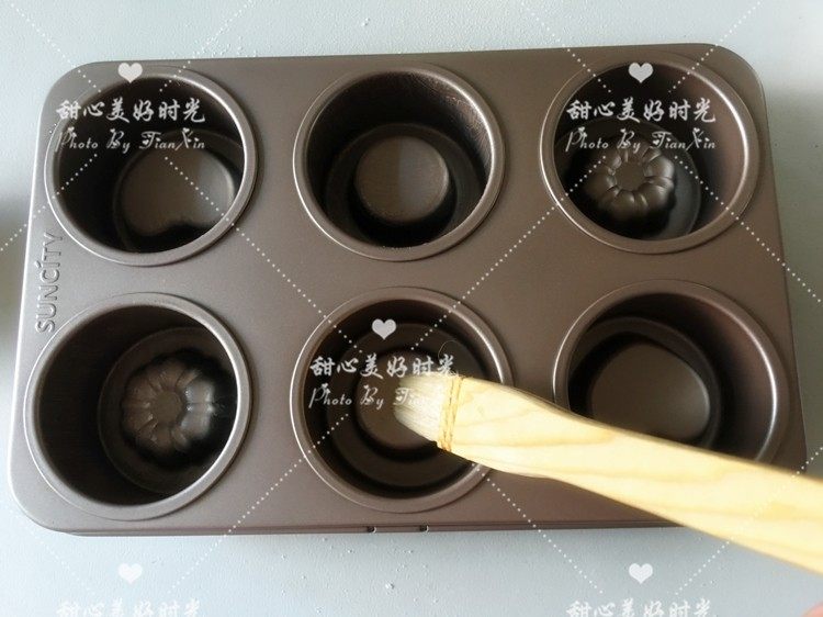燕麦巧克力酸奶杯（阳晨堡尔美克）,阳晨堡尔美克6连模具中刷入少量黄油，每个位置都要刷到方便脱模
