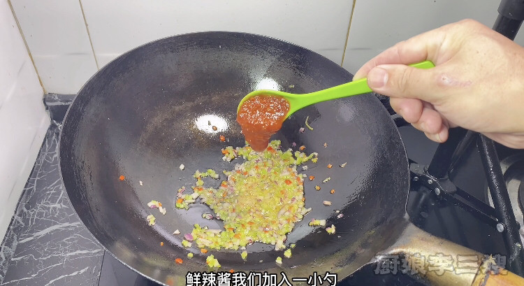 外焦里嫩的海苔豆腐卷儿制作方法,一勺鲜辣酱