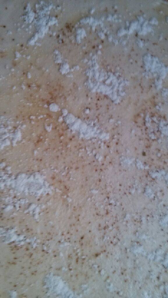葱香花卷,撒一层干面粉。