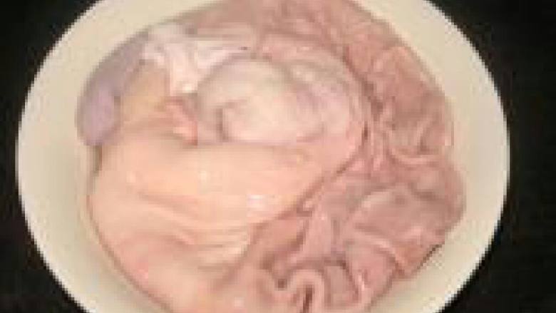 美容养生猪肚鸡,将猪肚翻过来反复用盐和生粉搓揉，清洗干净它的粘液。