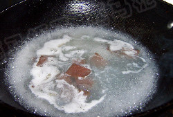 鸭血粉丝汤 ,锅中注水下入鸭血煮至2分钟后捞出，锅中倒入适量鸭汤，中火煮开，锅开后放入盐和焯水的鸭血