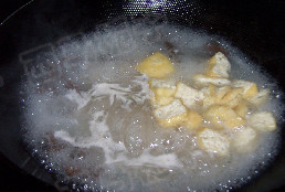 鸭血粉丝汤 ,煮开2分钟后加入泡好的粉丝，煮至透明，再加入豆腐泡，煮至2分钟