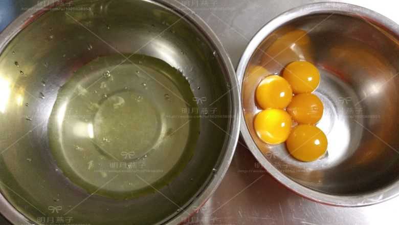红枣戚风蛋糕,蛋清和蛋黄分别放入无水无油的盆中，蛋白放入冰箱冷藏备用。