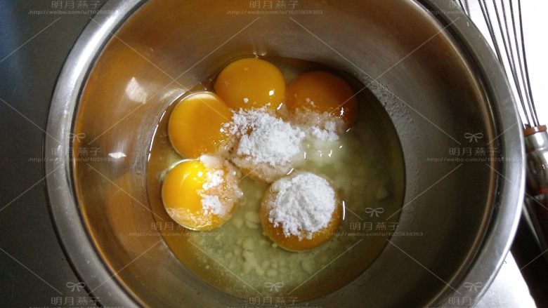 红枣戚风蛋糕,蛋黄加入30克细砂糖用手动打蛋器搅拌到糖融化。