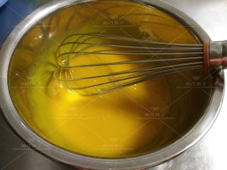 红枣戚风蛋糕,加入植物油，继续搅拌至乳化状态。