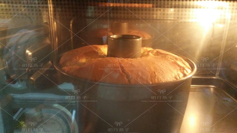 红枣戚风蛋糕,.送入预热好的烤箱，170度，40分钟。
