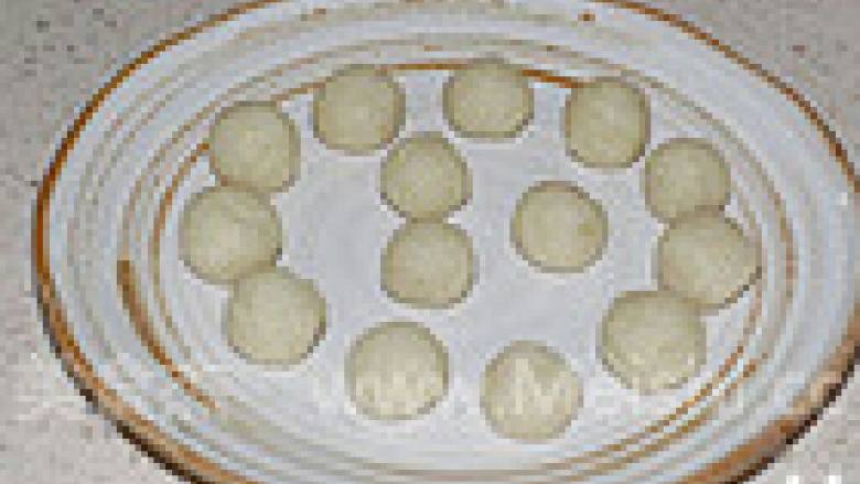 黄金薯球,将土豆泥搓成大小均匀的球状。