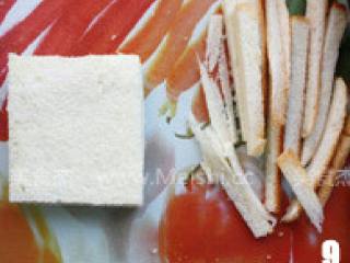 金枪鱼煎蛋三明治,将面包切去边缘，只留白色的正方形。