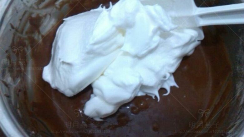 巧克力淋面蛋糕,取1/3蛋白霜入蛋黄糊盆里，用刮刀切拌均匀.