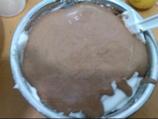 巧克力淋面蛋糕,将蛋黄糊盆里的全部倒入蛋白霜盆中.