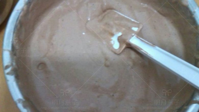 巧克力淋面蛋糕,翻拌均匀至细腻的面糊.