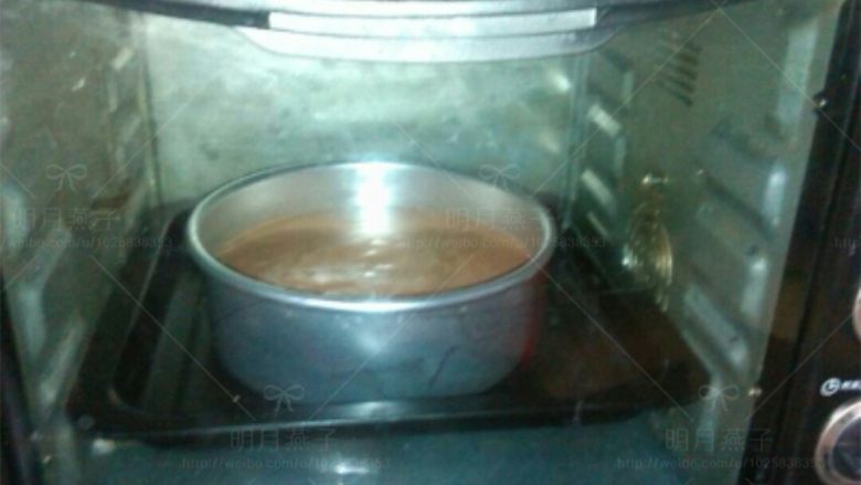 巧克力淋面蛋糕,烤箱预热,175度,下层,35分钟.