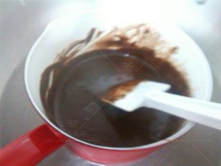 巧克力淋面蛋糕,隔水加热并不断搅拌,直到黑巧克力完全融化，成为可流动的液态。