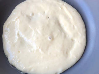 快手蜂蜜松饼,倒入搅拌好的面糊，整理成圆形。