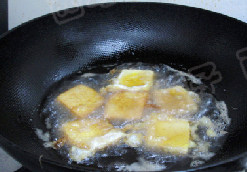 鱼香脆皮豆腐,蛋液中加入适量的淀粉搅拌均匀，将豆腐沾满蛋糊，下入6成热的油锅中煎炸至金黄，捞出后沥油，码放在盘中